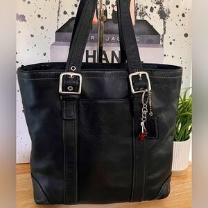 COACH Vintage Hampton Tote F10194 Black Glove Leather w/Silver hardware.